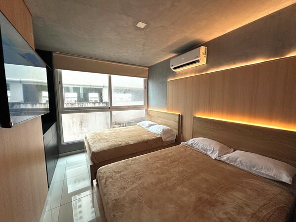 Tabla de planchar con plancha, wifi y ropa de cama 