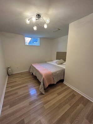 2 多间卧室、免费 WiFi、床单