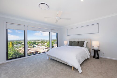 Modern Townhome with Views - AC -  3-Bed - walk to CBD -  East Tamworth