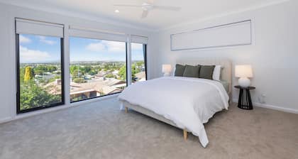 Modern Townhome with Views - AC - 3-Bed - walk to CBD - East Tamworth