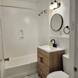 Een haardroger, handdoeken, zeep, toiletpapier