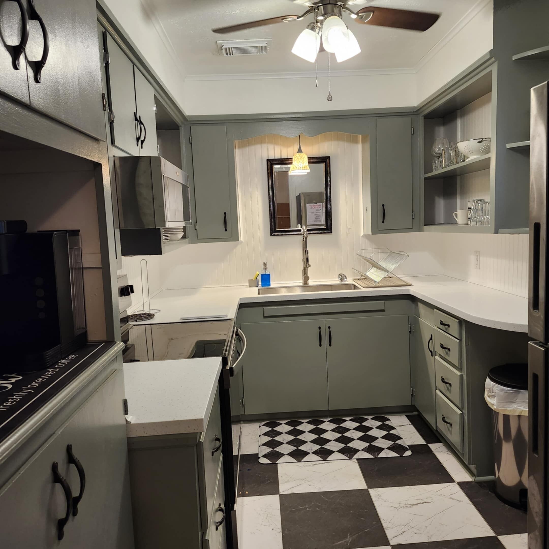 Microondas, horno y placa de cocina