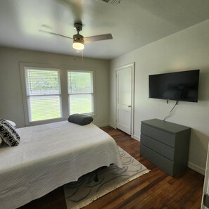 3 habitaciones, tabla de planchar con plancha, wifi y ropa de cama 