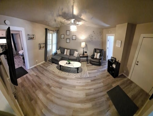 Gowen 2415 – 2BR Mid-Term Stay, All Utilities Incl