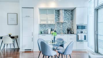 Classic-huoneisto, 1 keskisuuri parisänky, kaupunkinäköala | Ruokasali