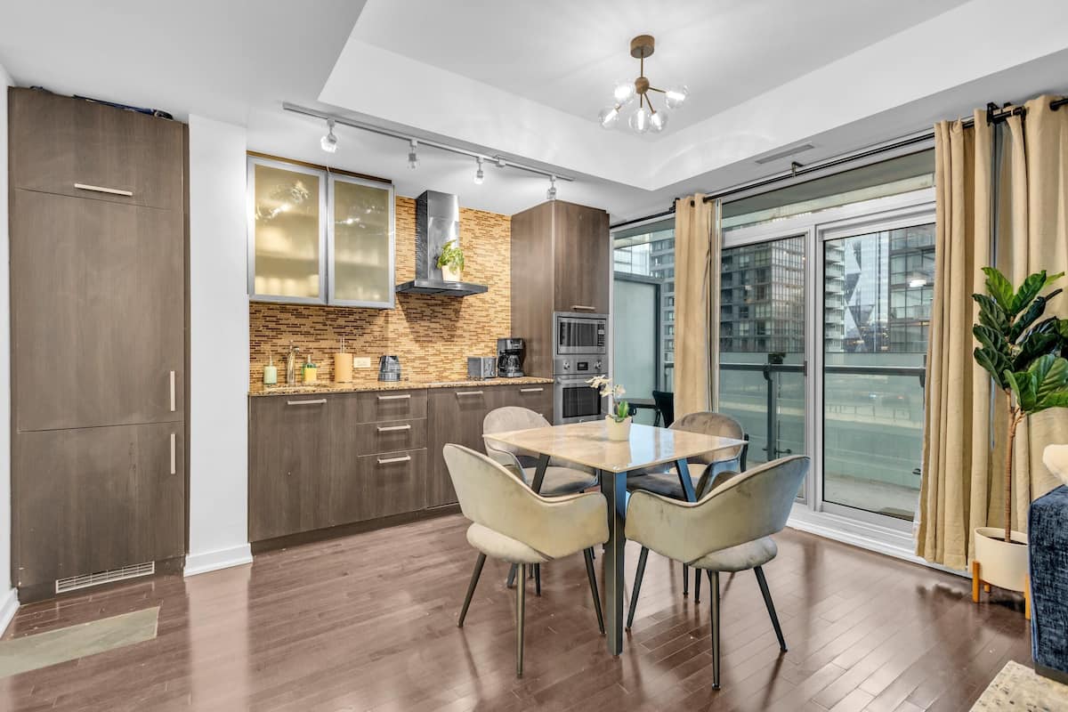 Luksushuoneisto, 1 keskisuuri parisänky ja vuodesohva, kaupunkinäköala | Yksityinen keittiö | Täysikokoinen jääkaappi, mikroaaltouuni, uuni, liesi