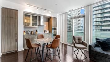 Luksushuoneisto, 1 keskisuuri parisänky ja vuodesohva, kaupunkinäköala | Oleskelualue | Älytelevisio