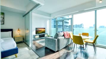 Standaard appartement, 1 queensize bed met slaapbank, niet-roken, uitzicht op stad | Woonruimte | Een smart-tv