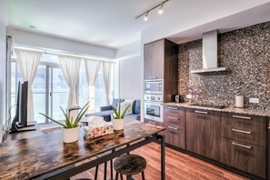 大型雪櫃/冰箱、微波爐、焗爐、爐具