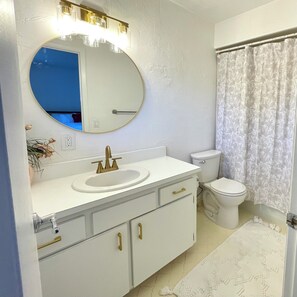 Pyyhkeet, saippua, vessapaperi