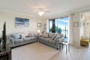 Smart TV - Resort style lakefront condo in River Strand - Golf membership included - Florida Sunshine (Bradenton)