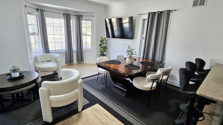 Dining. Marvelous 6-bedroom house with AC in Jersey City