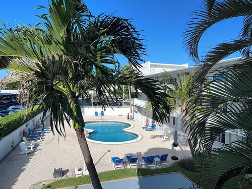 SALTY SUNRISE
Beachfront Studio
1480 S Ocean Blvd,
Lauderdale By the Sea, FL