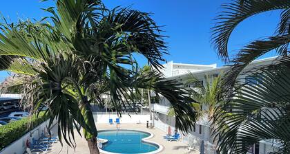 SALTY SUNRISE
Beachfront Studio
1480 S Ocean Blvd,
Lauderdale By the Sea, FL