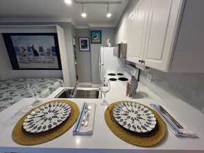 Réfrigérateur, four à micro-ondes, un four, surface de cuisson