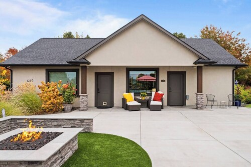 Charming 1-bedroom cottage near downtown Walla Walla with FIRE PIT, HOT TUB
