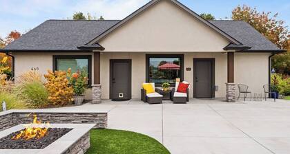 Charming 1-bedroom cottage near downtown Walla Walla with FIRE PIT, HOT TUB