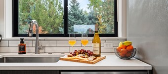 Charming 1-bedroom cottage near downtown Walla Walla with FIRE PIT, HOT TUB