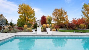 Una piscina al aire libre, una piscina climatizada