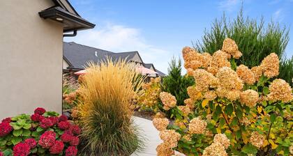 Charming 1-bedroom cottage near downtown Walla Walla with FIRE PIT, HOT TUB