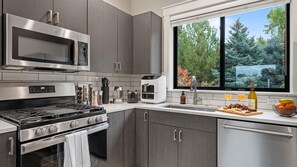 冷蔵庫、電子レンジ、オーブン、コンロ