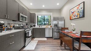 Frigorífico, microondas, horno y placa de cocina