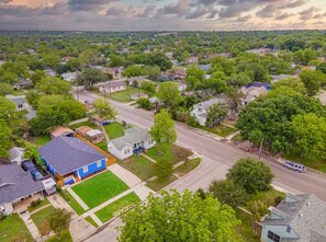 Aerial view - 6 min downtown, Riverwalk & mo re (San Antonio)