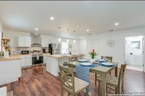 Dining - 6 min downtown, Riverwalk & mo re (San Antonio)