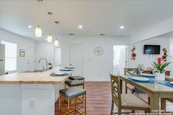 Dining - 6 min downtown, Riverwalk & mo re (San Antonio)