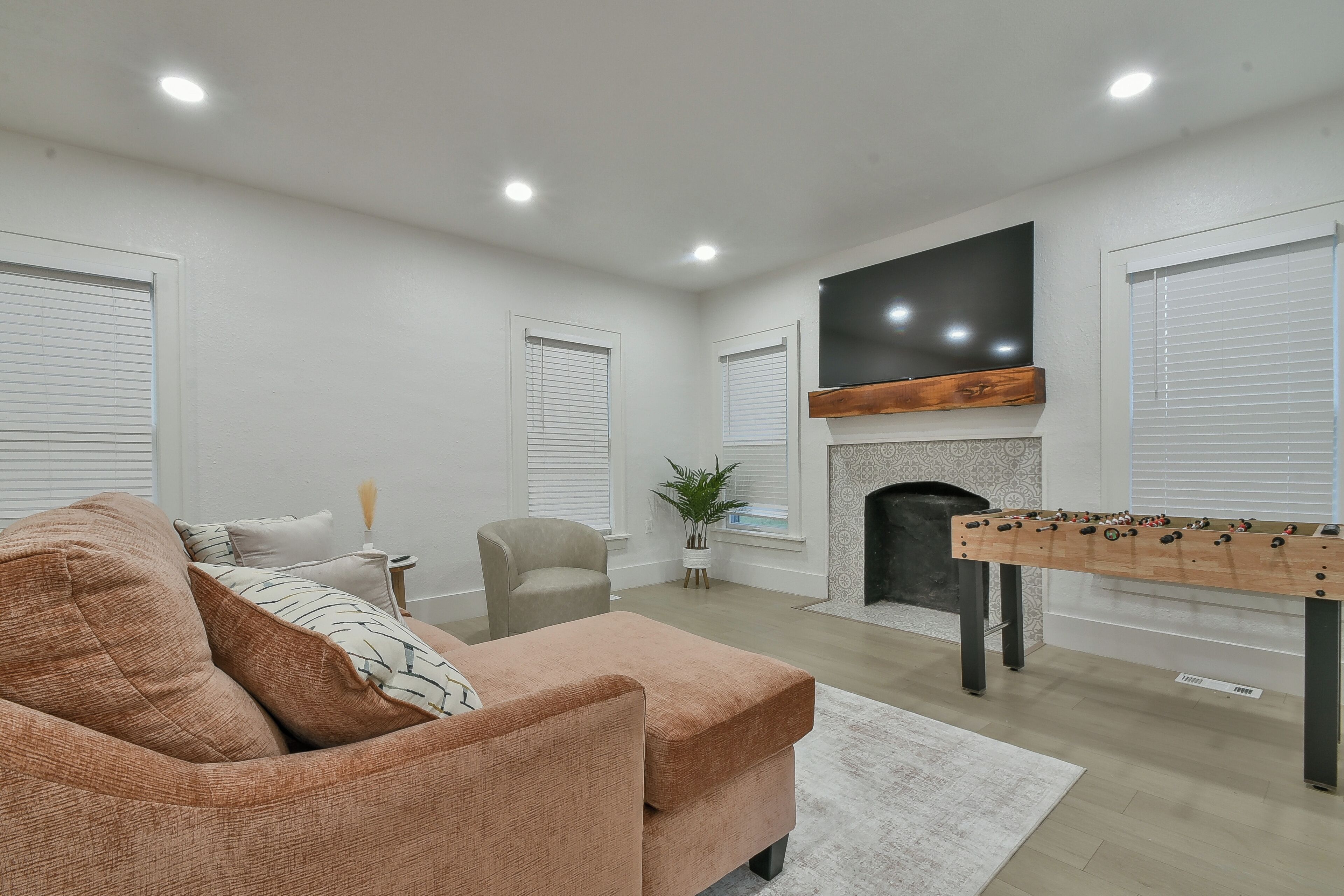 Smart TV, table tennis