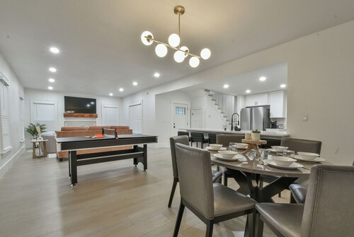 Luxury Modern Home with Hot Tub by Plaza District