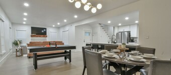 Luxury Modern Home with Hot Tub by Plaza District