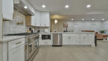 KylskÄp, mikrovÄgsugn, ugn och spishÀll