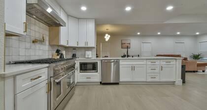 Luxury Modern Home with Hot Tub by Plaza District