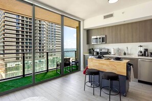 冰箱、微波炉、烤箱、炉灶