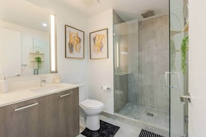 Douche, sèche-cheveux, savon, shampoing