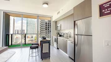 Refrigerador, microondas, horno y parrilla de estufa