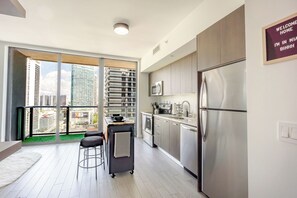 Refrigerador, microondas, horno y parrilla de estufa