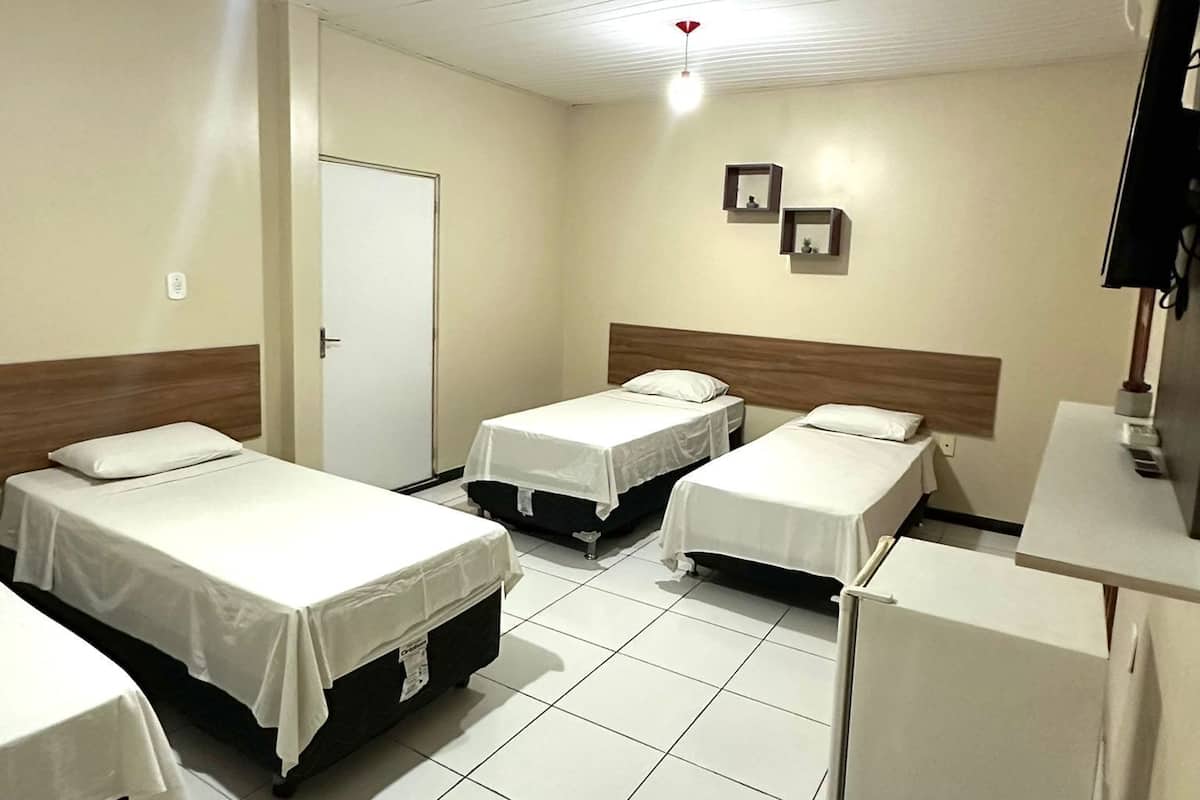 Habitació quàdruple estàndard, balcó | Escriptori, espai de treball apte per a portàtils i wifi gratuïta