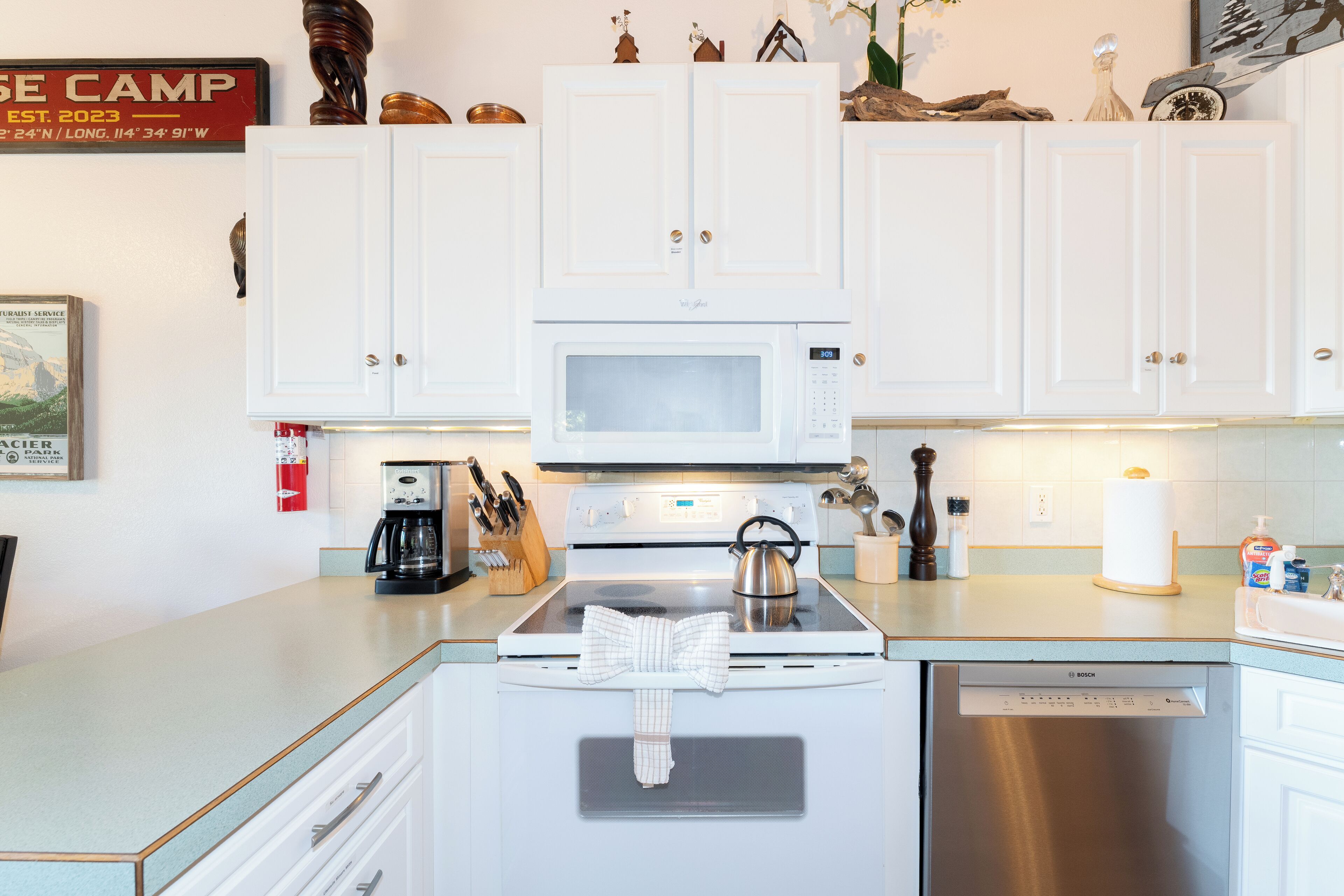 Réfrigérateur, micro-ondes, plaque de cuisson, lave-vaisselle