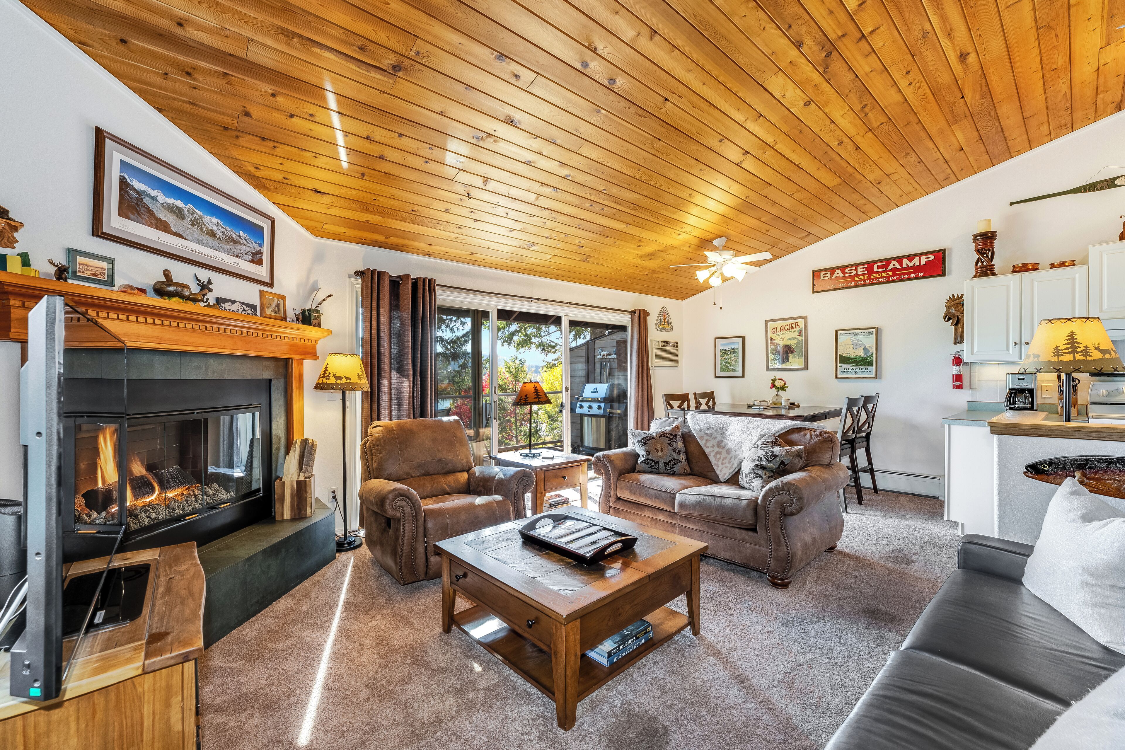 Televisie en een open haard