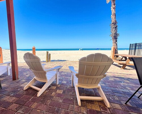 Beach & Relaxation, 2BR, Family + Dog Friendly