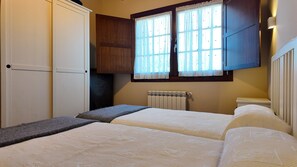 1 chambre, lit parapluie, Wi-Fi gratuit, draps fournis