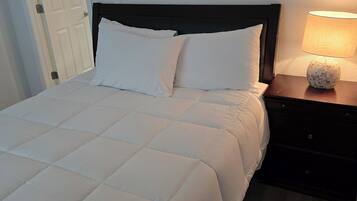 2 عدّة غرف نوم ومكواة/لوح كي وواي فاي وملاءات أسرّة