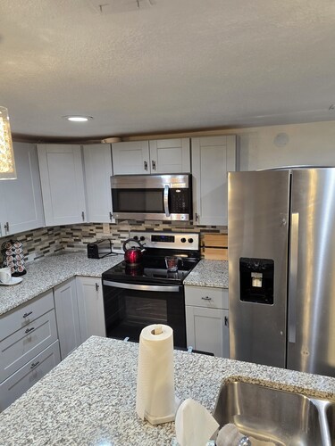 Charming 2-bedroom house in lovely Aurora with AC