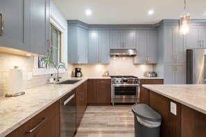 ثلاجة، ميكروويف، فرن، موقد طهي مسطح