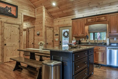 Awe-Inspiring Mountain View - Hot Tub Soaks, Movie Nights, Games & Wooded Trails