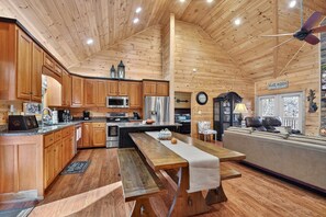 Geladeira, micro-ondas, fogão, lava-louças