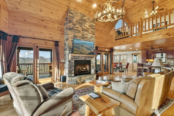 TV, fireplace, table tennis - Amazing Mountain View - Hot Tub Soaks, Cookouts, Game Nights & Fireside Downtime (Mineral Bluff)