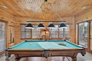Game room - Amazing Mountain View - Hot Tub Soaks, Cookouts, Game Nights & Fireside Downtime (Mineral Bluff)